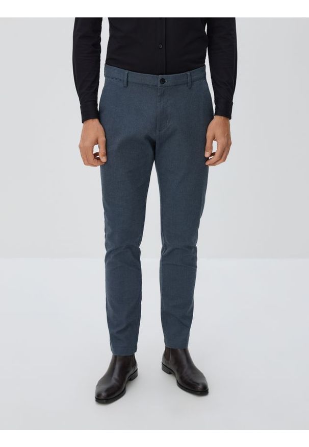 Reserved - Spodnie chino slim fit - granatowy. Kolor: niebieski. Materiał: tkanina, bawełna