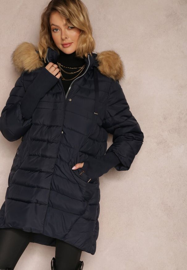 Renee - Granatowa Kurtka Pikowana z Szerokim Ściągaczem przy Rękawach Yasu. Okazja: na co dzień. Kolor: niebieski. Materiał: jeans, futro. Styl: elegancki, casual