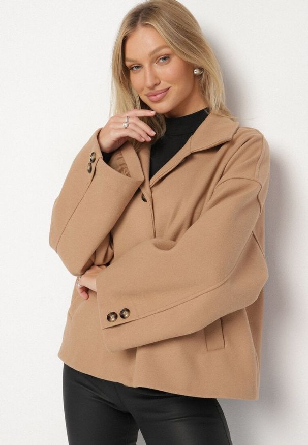 Born2be - Beżowa Przejściowa Kurtka Koszulowa o Prostym Kroju Tiberea. Okazja: na spacer. Kolor: brązowy. Materiał: poliester, jeans, satyna. Styl: elegancki