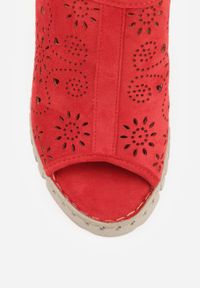 Born2be - Czerwone Sandały Vices na Koturnie z Ażurową Cholewką Sarandria. Okazja: na co dzień. Zapięcie: rzepy. Kolor: czerwony. Wzór: ażurowy. Sezon: lato. Obcas: na koturnie. Styl: elegancki, casual #6