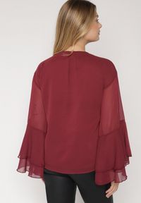 Born2be - Bordowa Bluzka w Rustykalnym Stylu z Wiązaniem i Falbankami Nenarea. Okazja: do pracy, na co dzień, na spotkanie biznesowe. Typ kołnierza: kołnierz z falbankami. Kolor: czerwony. Materiał: jeans. Styl: klasyczny, casual, elegancki, biznesowy #5