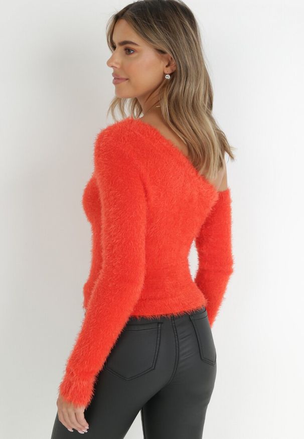 Born2be - Czerwony Sweter na Jedno Ramię Yile. Okazja: na co dzień. Kolor: czerwony. Materiał: jeans. Długość rękawa: długi rękaw. Długość: długie. Styl: elegancki, casual