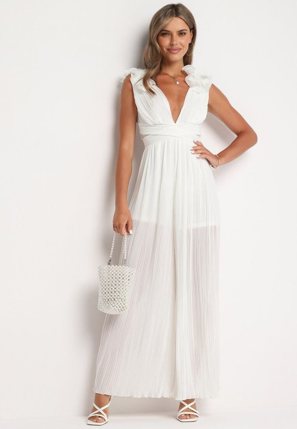 Born2be - Biały Plisowany Kombinezon Koktajlowy Ozdobiony Falbanami z Szerokimi Nogawkami Frelfrea. Kolor: biały. Materiał: materiał. Wzór: aplikacja. Styl: wizytowy