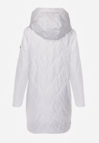 Born2be - Biała Pikowana Kurtka Przejściowa Parka z Kapturem o Długim Kroju z Ozdobą Isaline. Okazja: na co dzień. Typ kołnierza: kaptur. Kolor: biały. Materiał: poliester, dresówka. Długość: długie. Wzór: aplikacja. Styl: casual, klasyczny #2