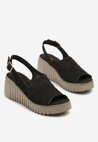 Born2be - Czarne Sandały Vices na Koturnie z Tłoczeniem Realivra. Okazja: na co dzień, na imprezę, na spacer. Zapięcie: sprzączka. Kolor: czarny. Materiał: jeans. Sezon: lato. Obcas: na koturnie. Styl: casual, elegancki #6