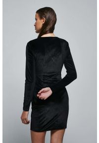 medicine - Medicine sukienka kolor czarny mini dopasowana. Kolor: czarny. Materiał: dzianina. Długość rękawa: długi rękaw. Wzór: gładki. Typ sukienki: dopasowane. Długość: mini #2