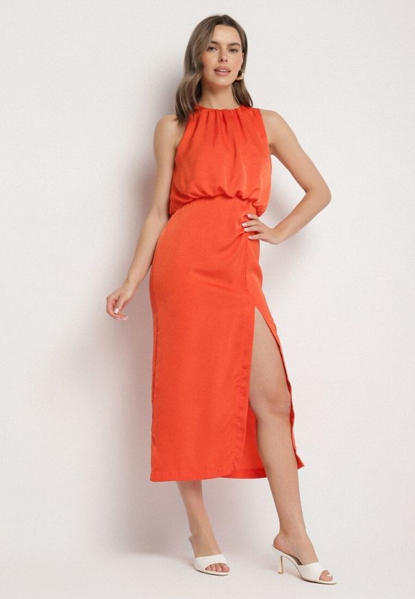 Born2be - Pomarańczowa Taliowana Sukienka Ozdobiona Marszczeniem Rindessa. Okazja: do pracy, na spotkanie biznesowe. Kolor: pomarańczowy. Wzór: aplikacja. Styl: klasyczny, biznesowy