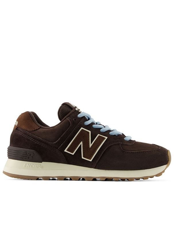 Buty damskie New Balance W57474P - brązowe. Kolor: brązowy. Materiał: zamsz, tworzywo sztuczne, guma, skóra. Szerokość cholewki: normalna. Model: New Balance 574