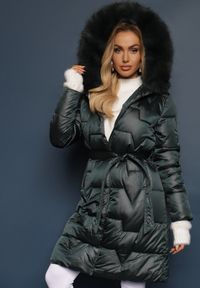 Renee - Ciemnozielona Długa Kurtka Pikowana z Odpinanym Kołnierzem i Paskiem Rinarella. Okazja: na co dzień. Kolor: zielony. Materiał: jeans. Długość: długie. Sezon: zima. Styl: casual, elegancki