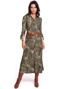 Sukienki.shop - Dłuższa sukienka koszulowa z kołnierzykiem zielona panterka. Okazja: na co dzień, do pracy. Kolor: zielony. Wzór: motyw zwierzęcy. Typ sukienki: koszulowe. Styl: casual, wizytowy. Długość: maxi #1