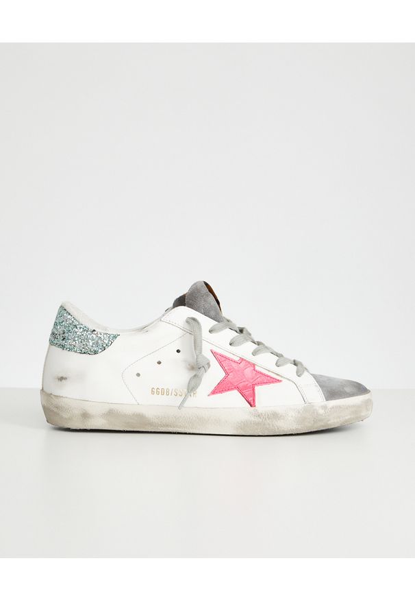 GOLDEN GOOSE - Sneakersy z różową gwiazdą Superstar. Kolor: biały. Materiał: guma, zamsz. Szerokość cholewki: normalna. Wzór: aplikacja