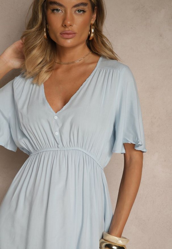 Renee - Jasnoniebieska Rozkloszowana Sukienka z Bawełnianej Tkaniny Lirioneae. Okazja: na co dzień. Typ kołnierza: dekolt w kształcie V. Kolor: niebieski. Materiał: bawełna, tkanina. Styl: elegancki, klasyczny, casual