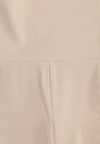 Born2be - Ciemnobeżowe Kolarki Thosea. Okazja: na co dzień. Stan: podwyższony. Kolor: beżowy. Materiał: tkanina, prążkowany, dzianina. Długość: długie, krótkie. Wzór: aplikacja. Styl: sportowy, casual #6