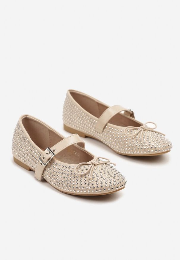 Born2be - Beżowe Balerinki Typu Mary Jane z Cyrkoniami i Kokardą Luriellea. Okazja: na co dzień. Zapięcie: pasek. Kolor: beżowy. Materiał: jeans. Wzór: aplikacja. Obcas: na obcasie. Styl: elegancki, casual. Wysokość obcasa: niski