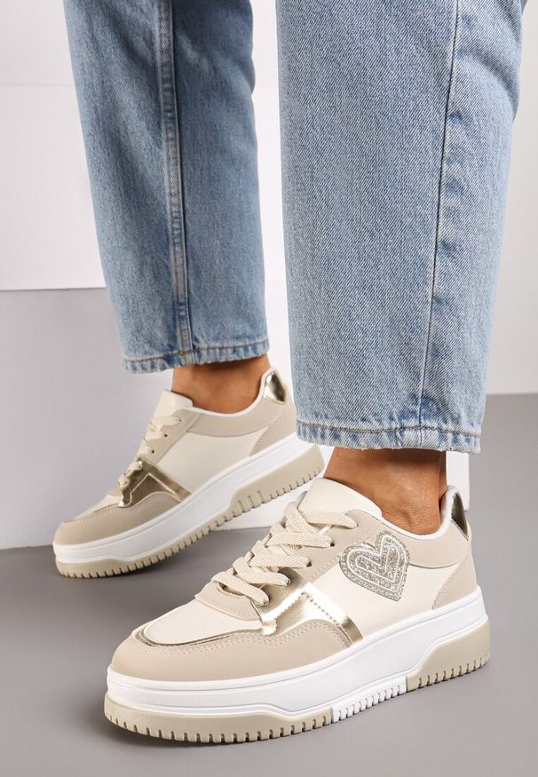 Renee - Beżowe Sneakersy z Brokatową Naszywką w Kształcie Serca Avioneria. Okazja: na co dzień. Nosek buta: okrągły. Zapięcie: sznurówki. Kolor: beżowy. Materiał: jeans, materiał. Wzór: aplikacja. Obcas: na obcasie. Wysokość obcasa: niski
