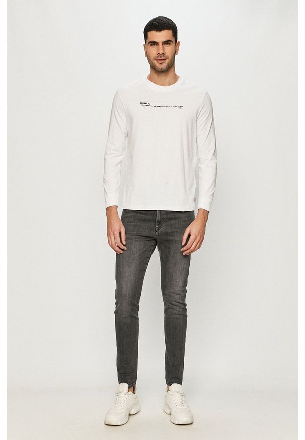 Guess - Longsleeve. Kolor: biały. Materiał: dzianina. Długość rękawa: długi rękaw. Wzór: aplikacja