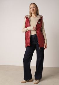 Born2be - Czerwona Pikowana Kamizelka o Długim Kroju z Nieodpinanym Kapturem i Aplikacją Koretes. Okazja: na co dzień. Kolor: czerwony. Materiał: prążkowany, poliester. Długość: długie. Wzór: aplikacja. Styl: casual #7