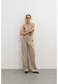 Marsala - Eleganckie spodnie w paski w kolorze BEIGE TONE - WIDE-XS. Okazja: na spotkanie biznesowe. Kolor: beżowy. Materiał: poliester. Wzór: paski. Styl: elegancki