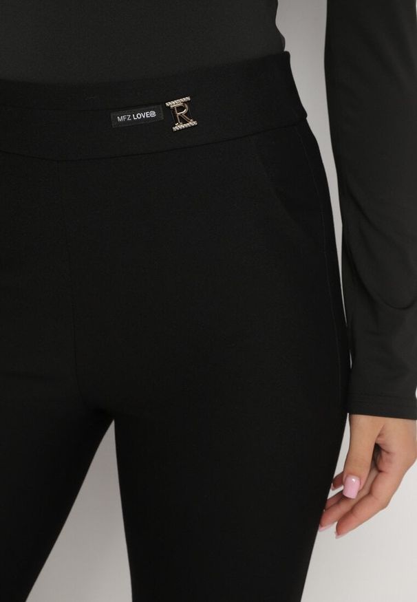 Born2be - Czarne Spodnie o Dopasowanym Kroju z Gumką w Pasie Fessilara. Okazja: na co dzień. Kolor: czarny. Materiał: jedwab. Styl: elegancki, casual