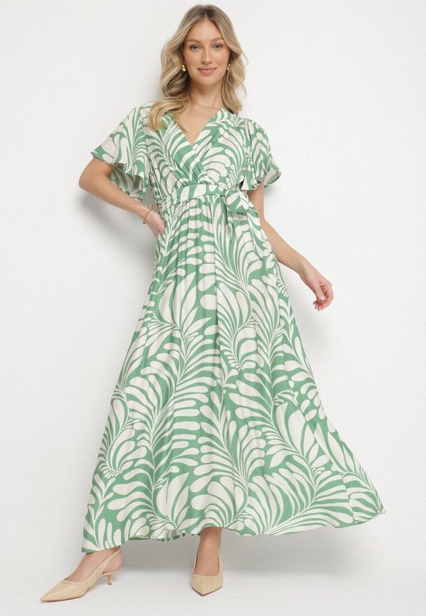 Born2be - Zielona Wiskozowa Sukienka o Kopertowym Kroju w Roślinny Wzór Cinea. Okazja: na co dzień. Kolor: zielony. Materiał: wiskoza. Wzór: nadruk. Typ sukienki: kopertowe. Styl: casual