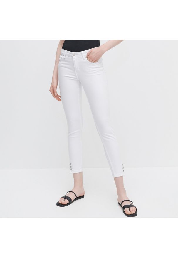 Reserved - Jeansy slim - Biały. Kolor: biały. Materiał: jeans