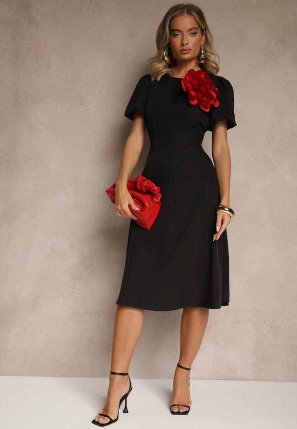 Renee - Czarna Rozkloszowana Sukienka Vices Ozdobiona Odpinanym Kwiatem 3D Koleira. Okazja: na co dzień. Kolor: czarny. Wzór: aplikacja, kwiaty. Styl: casual, klasyczny