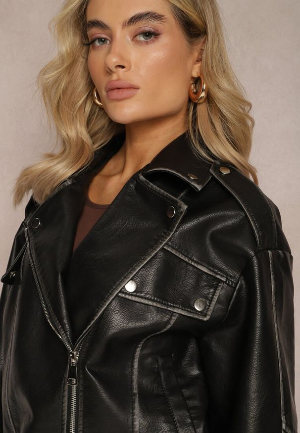 Renee - Czarna Kurtka Ramoneska Vintage z Ekoskóry z Paskiem i Asymetrycznym Suwakiem Leovia. Okazja: na co dzień. Kolor: czarny. Materiał: jeans. Styl: vintage