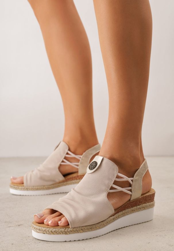 Born2be - Beżowe Sandały na Koturnie z Marszczoną Cholewką i Metaliczną Aplikacją Teodlar. Zapięcie: bez zapięcia. Kolor: beżowy. Materiał: jeans, len. Wzór: aplikacja. Sezon: lato. Obcas: na koturnie. Styl: boho. Wysokość obcasa: średni