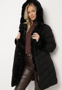 Born2be - Czarna Pikowana Kurtka Zimowa z Paskiem i Futerkowymi Obszyciami z Możliwością Odpięcia Hedirra. Okazja: na co dzień. Kolor: czarny. Materiał: jeans. Sezon: zima. Styl: casual, elegancki #4