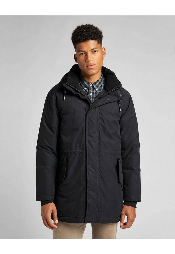 Lee - LEE ESSENTIAL PARKA MĘSKA KURTKA ZIMOWA BLACK L88COD01 112141013. Sezon: zima