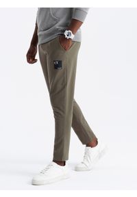 Ombre Clothing - Spodnie dresowe męskie z logotypem – oliwkowe V4 - Rozmiar: XL. Kolor: oliwkowy. Materiał: dresówka. Wzór: nadruk. Styl: elegancki #1