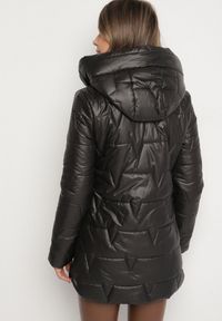 Born2be - Czarna Pikowana Kurtka Przejściowa z Bocznymi Suwakami i Kapturem Soralessa. Okazja: na spotkanie biznesowe, do pracy, na co dzień. Kolor: czarny. Materiał: jeans, dzianina. Długość rękawa: długi rękaw. Długość: długie. Styl: casual, biznesowy #2