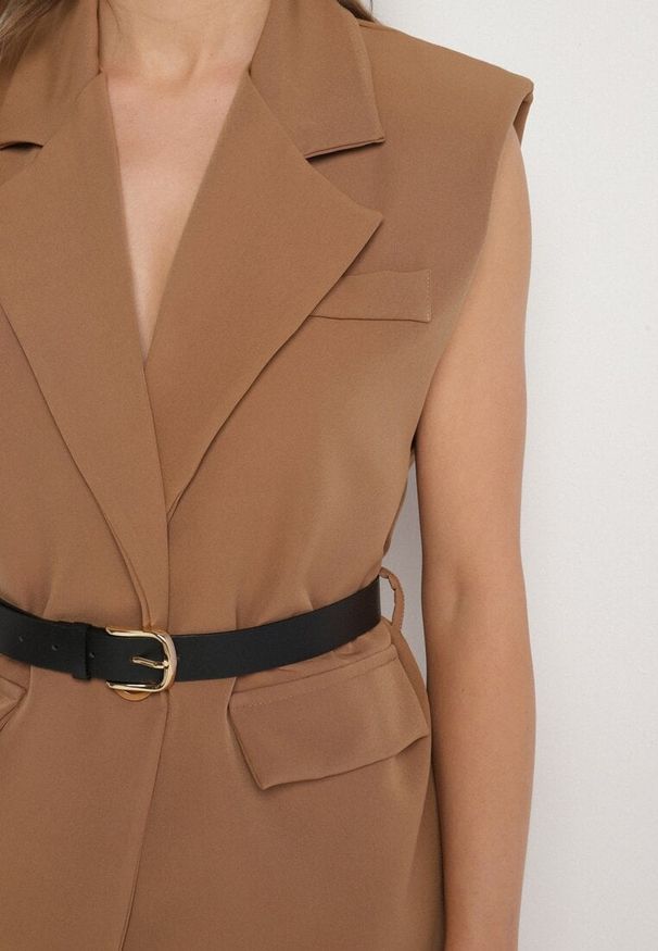 Born2be - Jasnobrązowa Kamizelka Garniturowa Oversize na Guzik z Paskiem Melazi. Okazja: na spotkanie biznesowe, do pracy, na co dzień. Kolor: brązowy. Materiał: jeans. Wzór: aplikacja. Styl: elegancki, casual, klasyczny, biznesowy