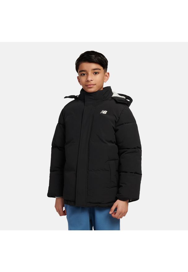 Kurtka dziecięca New Balance LAKB0287BK – czarna. Kolor: niebieski. Materiał: bawełna, poliester, materiał, nylon. Wzór: aplikacja. Sezon: zima