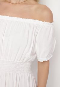 Born2be - Biała Sukienka o Rozkloszowanym Kroju z Dekoltem Typu Łódka Miranea. Okazja: na co dzień. Kolor: biały. Materiał: jeans. Typ sukienki: rozkloszowane, proste. Styl: klasyczny, casual #2