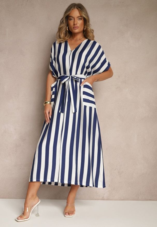 Renee - Niebieska Pudełkowa Sukienka z Wiskozą z Motywem Pasków i Wiązaniem Lumierae. Okazja: na co dzień. Kolor: niebieski. Materiał: wiskoza. Styl: elegancki, casual