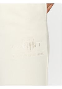 GANT - Gant Spodnie dresowe Reg Tonal Shield 4200709 Écru Regular Fit. Materiał: bawełna