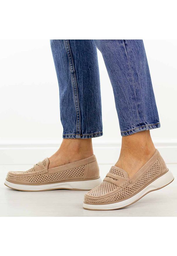 Nude ażurowe mokasyny damskie Sergio Leone Mk098H. Okazja: na spacer, na co dzień. Nosek buta: okrągły. Zapięcie: bez zapięcia. Materiał: zamsz. Szerokość cholewki: normalna. Wzór: ażurowy. Sezon: wiosna, lato. Styl: casual, elegancki, klasyczny
