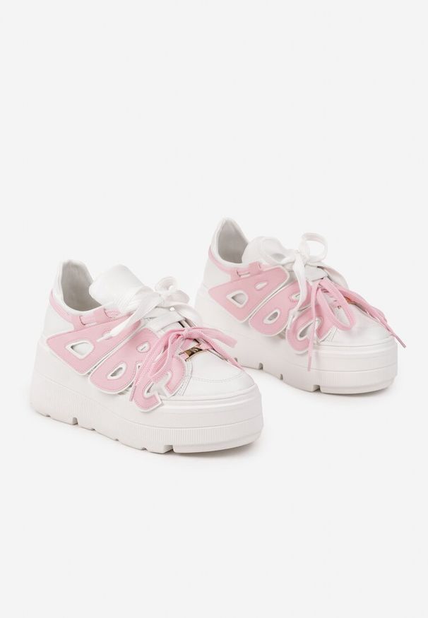 Renee - Biało-Różowe Sneakersy Vices na Płaskiej Podeszwie z Geometryczną Aplikacją Nelenith. Okazja: na co dzień. Kolor: biały. Materiał: jeans. Wzór: aplikacja, geometria. Obcas: na płaskiej podeszwie