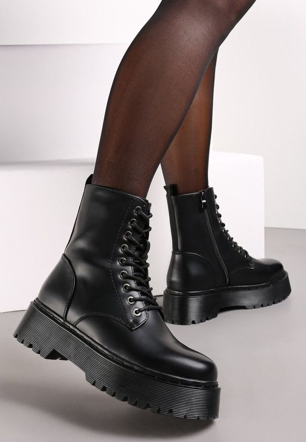 Born2be - Czarne Botki Workery na Platformie ze Sznurowaniem Ixuelli. Nosek buta: okrągły. Kolor: czarny. Materiał: dzianina, skóra, jeans. Obcas: na platformie. Styl: klasyczny, elegancki