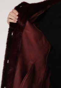 Born2be - Bordowy Płaszcz Futerko w Pionowy Wzór z Kapturem Cahroris. Typ kołnierza: kaptur. Kolor: czerwony. Materiał: futro. Styl: klasyczny, elegancki #5