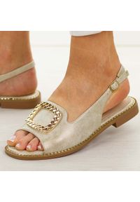 POTOCKI - Złote płaskie sandały damskie Potocki 43340. Okazja: na co dzień. Kolor: złoty. Materiał: skóra. Wzór: aplikacja. Sezon: wiosna, lato. Obcas: na obcasie. Styl: casual, elegancki, klasyczny. Wysokość obcasa: niski #1