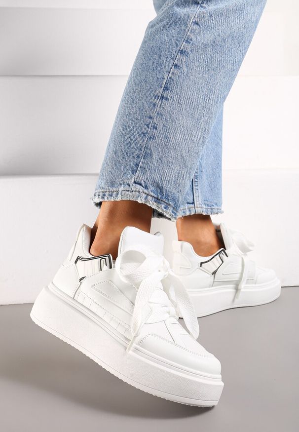 Born2be - Białe Sneakersy na Grubej Podeszwie z Ozdobnymi Sznurówkami Edidda. Okazja: na co dzień. Nosek buta: okrągły. Zapięcie: sznurówki. Kolor: biały. Materiał: jeans. Obcas: na obcasie. Wysokość obcasa: niski