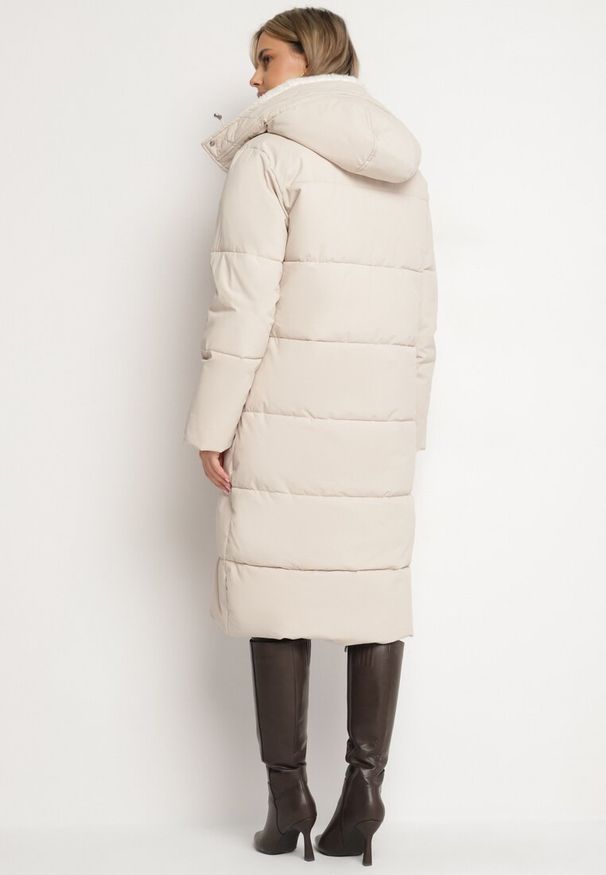 Born2be - Jasnobeżowa Długa Kurtka Pikowana z Odpinanym Kapturem i Kieszeniami Etarose. Okazja: na spacer, na co dzień. Kolor: beżowy. Materiał: jeans. Długość: długie. Styl: casual, elegancki