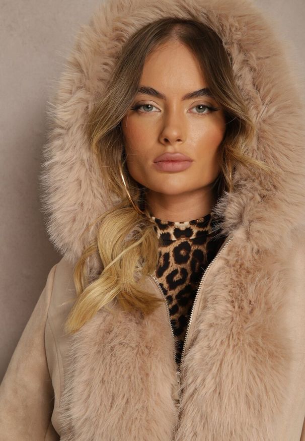 Renee - Beżowa Taliowana Kurtka z Futerkiem Paskiem i Kapturem Maiera. Okazja: na spacer. Kolor: beżowy. Materiał: futro. Styl: elegancki