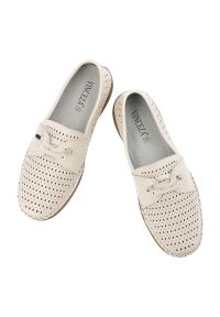 Półbuty damskie Vinceza, cholewka ze skóry naturalnej licowej z perforacją wsuwany fason z ozdobnym wiązaniem, beżowe, 93217. Okazja: na co dzień. Kolor: beżowy. Materiał: skóra. Szerokość cholewki: normalna. Wzór: ażurowy. Sezon: lato. Styl: elegancki, casual #3