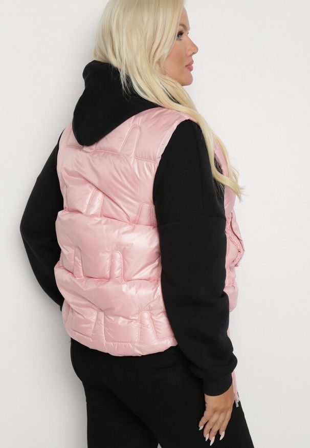 Born2be - Różowa Kamizelka Pikowana z Wysokim Kołnierzem i Kieszeniami Irinae. Okazja: na co dzień, na spotkanie biznesowe. Kolor: różowy. Materiał: jeans. Styl: casual, biznesowy