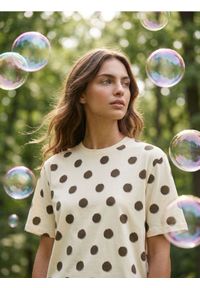 Sinsay - Bawełniana koszulka w kropki - kremowy. Kolor: kremowy. Materiał: bawełna. Wzór: kropki #1