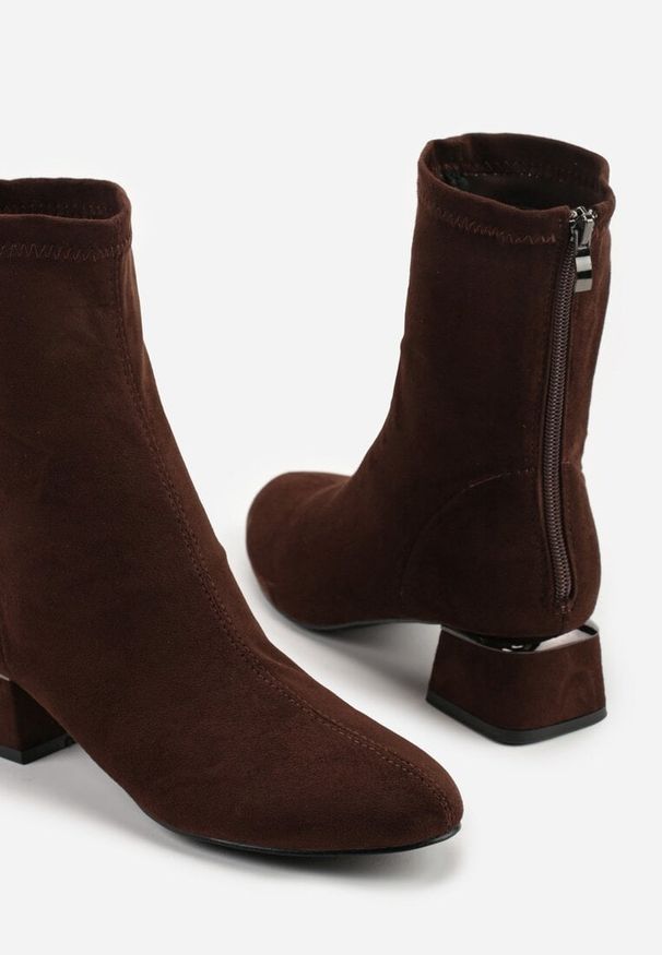 Born2be - Brązowe Botki Vices na Klockowym Obcasie z Aplikacją i Skarpetkową Cholewką Ravite. Okazja: na co dzień, na spotkanie biznesowe, do pracy. Kolor: brązowy. Materiał: koronka, jeans. Szerokość cholewki: normalna. Wzór: aplikacja. Obcas: na obcasie. Styl: biznesowy, casual, elegancki, klasyczny. Wysokość obcasa: średni