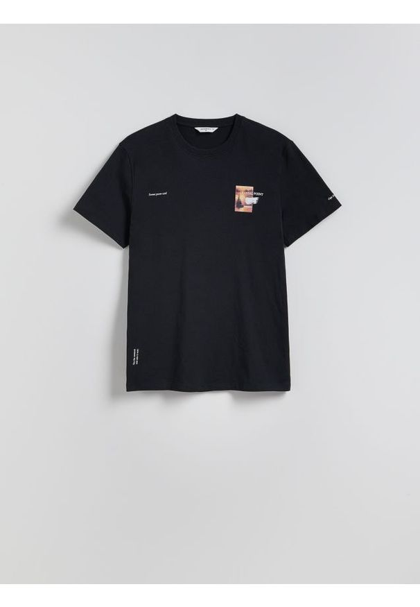 Reserved - T-shirt regular z nadrukiem - czarny. Kolor: czarny. Materiał: bawełna, dzianina. Wzór: nadruk